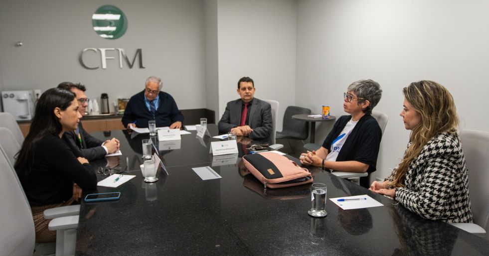 CFM recebe DEAF1 para diálogo sobre condições genéticas do neurodesenvolvimento