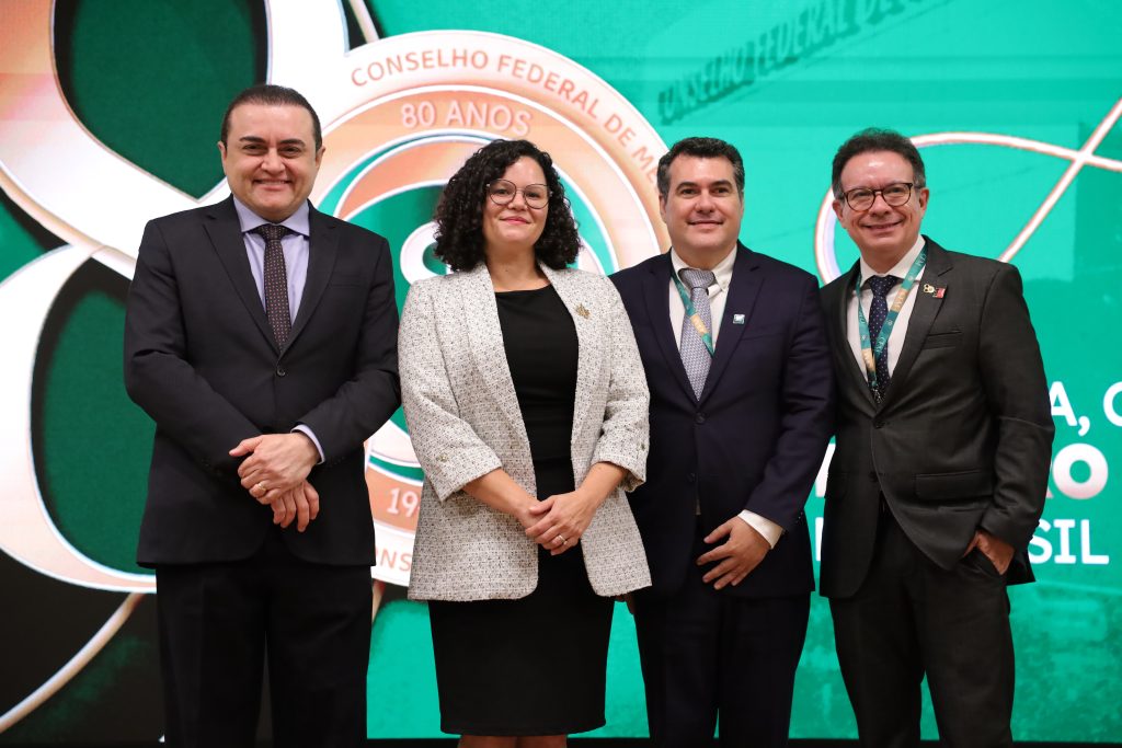 Mesa sobre formação médica destaca desafios no Brasil e experiências internacionais