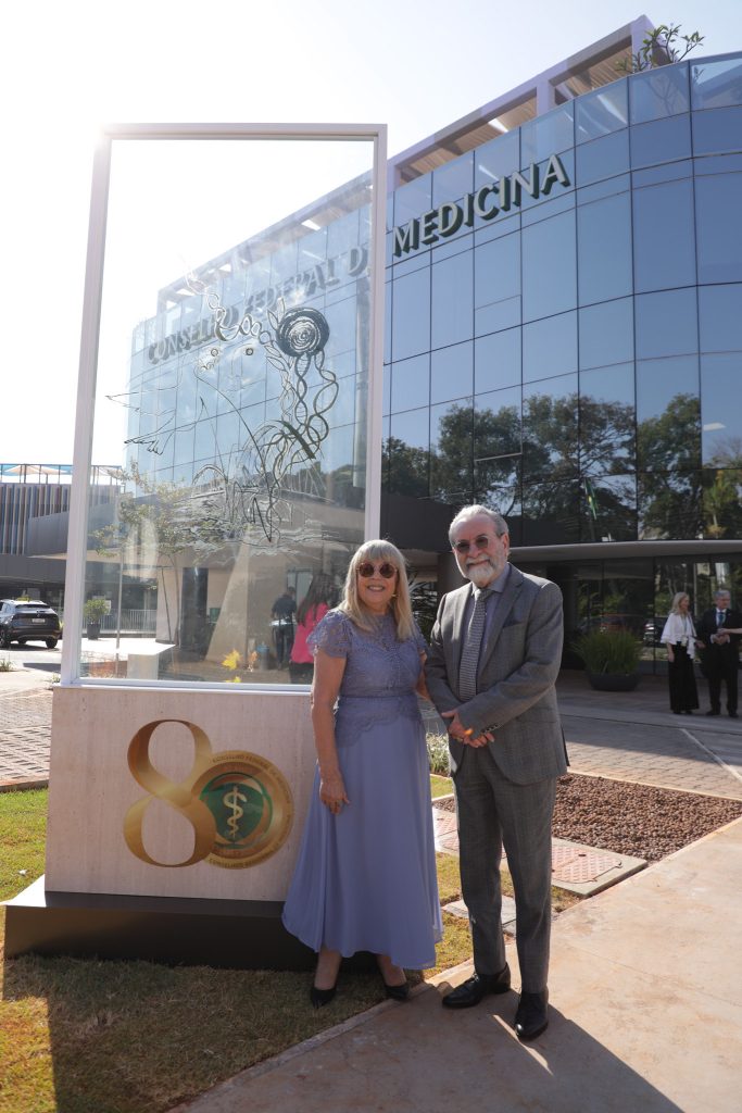 CFM recebe escultura em homenagem aos seus 80 anos