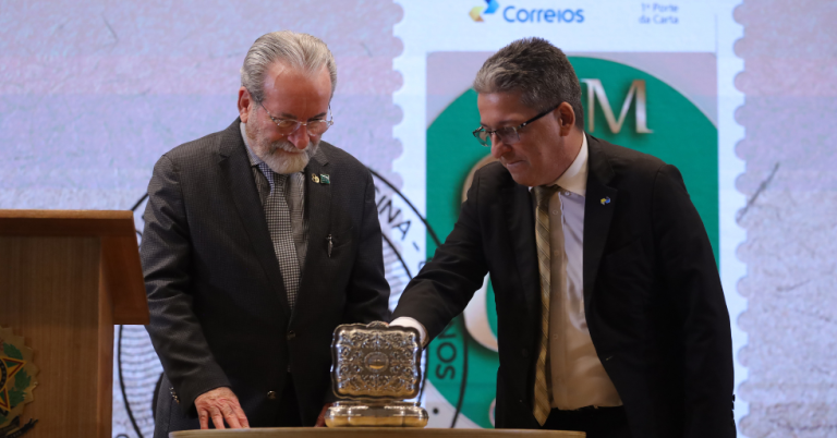 Correios lançam selo e carimbo comemorativos aos serviços prestados pelo CFM