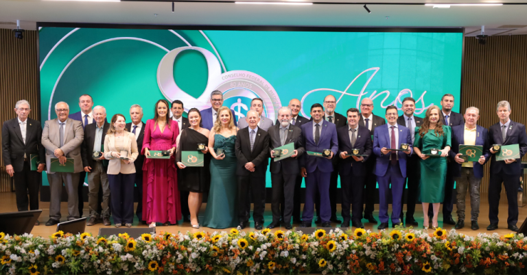 CFM homenageia presidentes de CRMs, conselheiros federais e ex-integrantes dos Conselhos