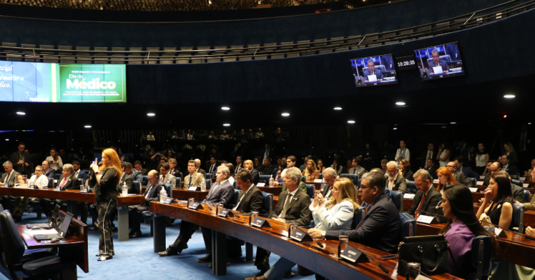 Deputados e senadores celebram data e reforçam defesa da medicina e dos pacientes