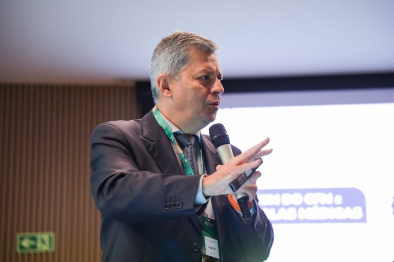 CFM prepara resolução para regulamentar aplicação de IA na medicina