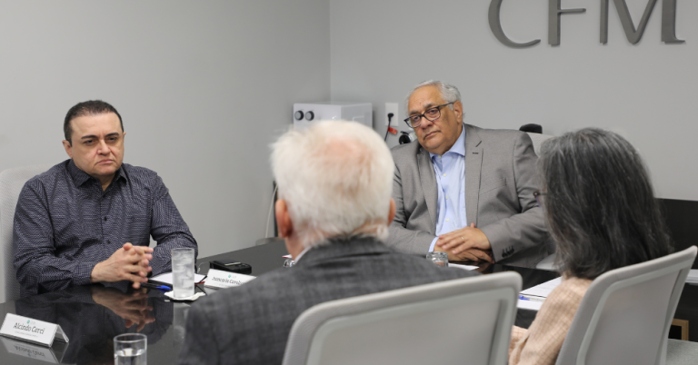 CFM recebe entidade que reúne pesquisadores de terapia celular