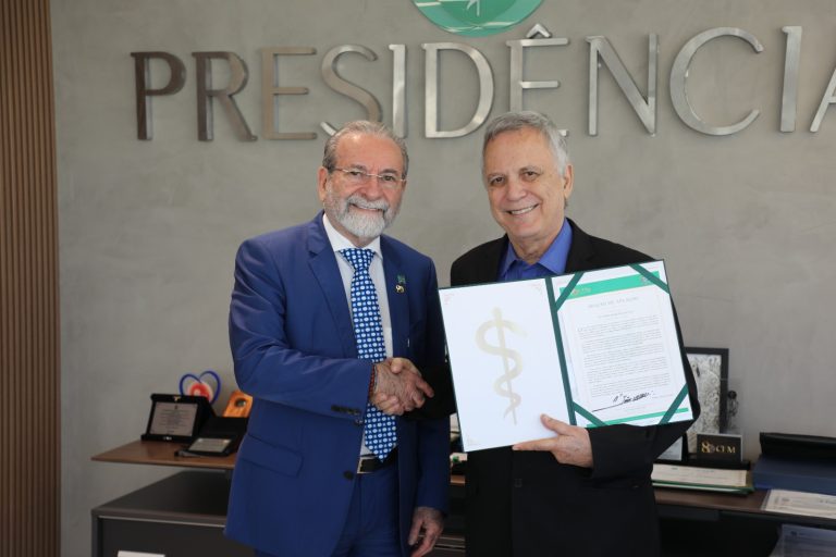 CFM concede homenagem a conselheiro Nailton Lyra por atuação contra câncer colorretal