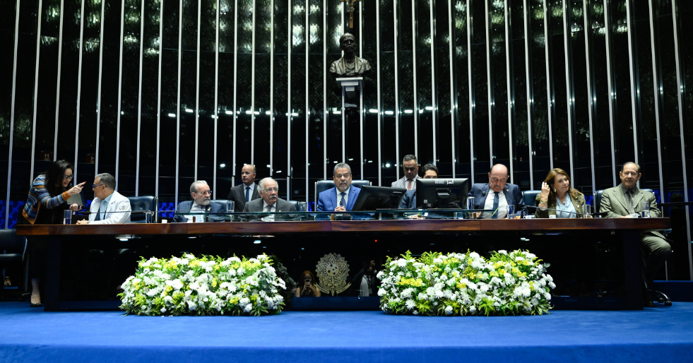 CFM defende proficiência e valorização profissional em homenagem ao Dia do Médico no Senado Federal